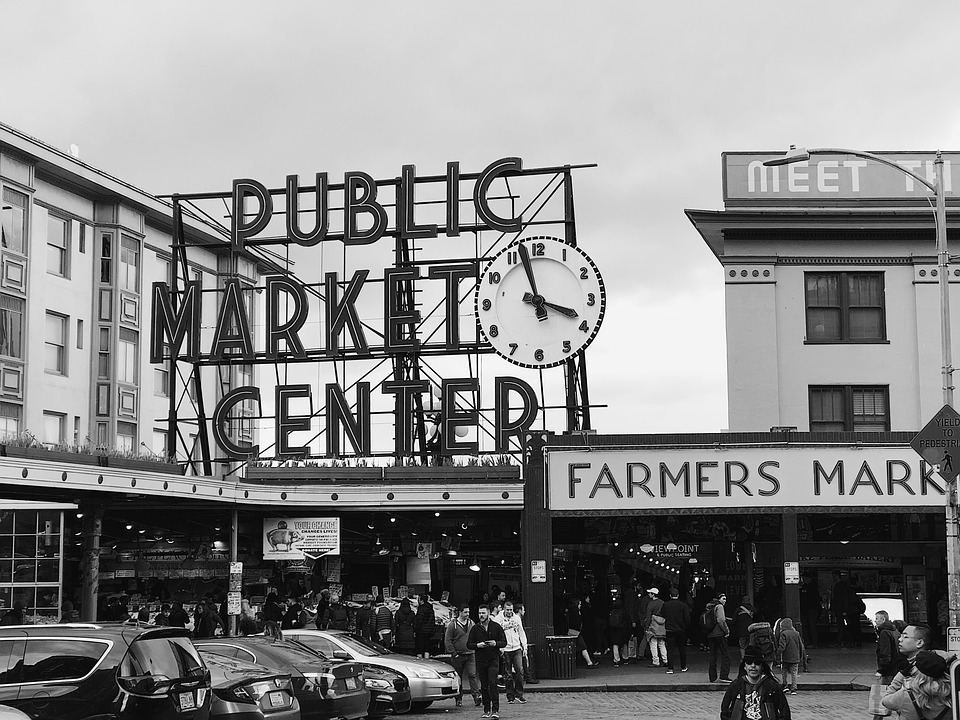 fish market sign at pikes place